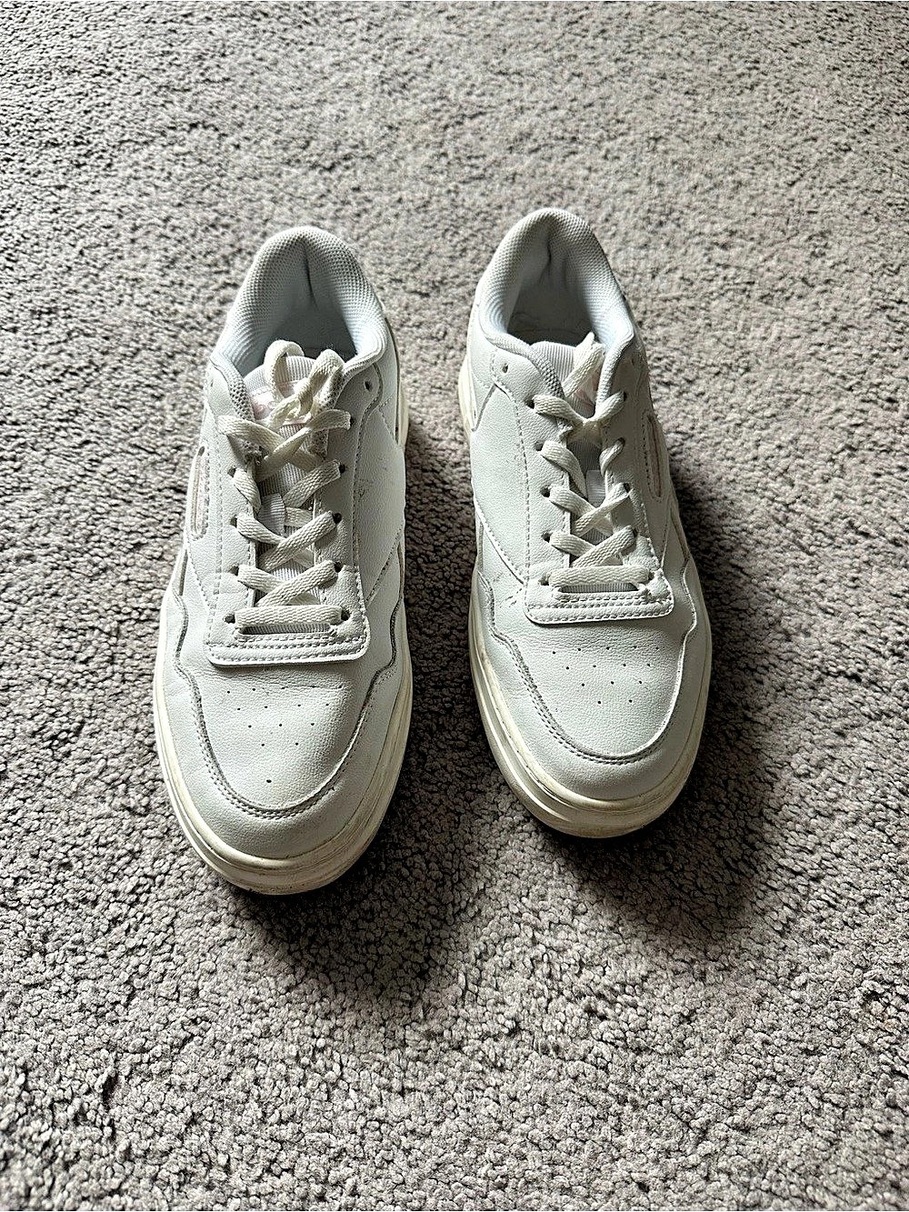 7.5 Reebok Court Advance White Sneakers